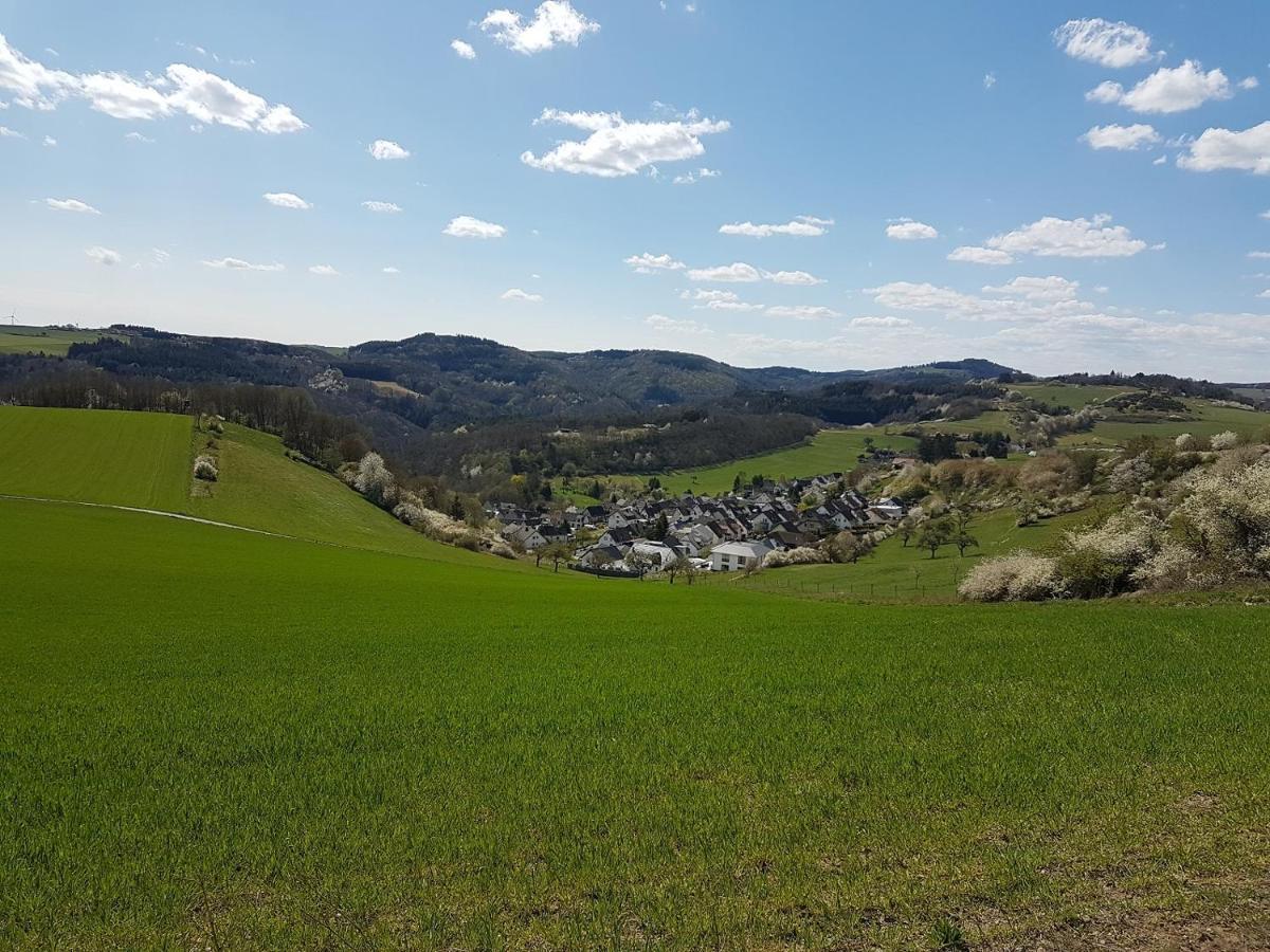 Ferienwohnungen Am Aeppelsberg Volkesfeld Exterior foto